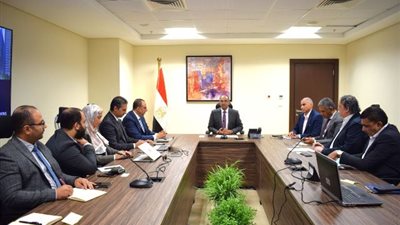 نائب وزير الإسكان يلتقي مسئولي شركة 