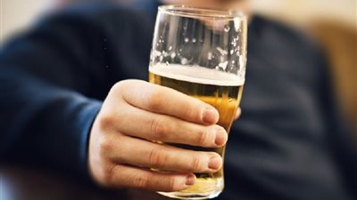 مخاطر تعاطي الآباء للكحول على صحة أطفالهم