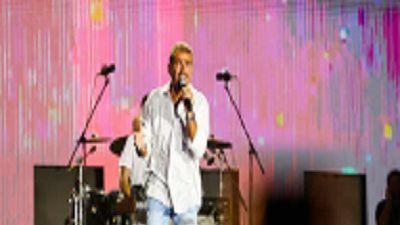 عمرو دياب يشعل مهرجان العلمين بأشهر أغانيه وتفاعل جماهيري ضخم