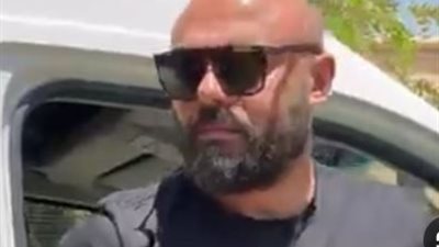الحزن يسيطر على أحمد صلاح حسني فى جنازة والده