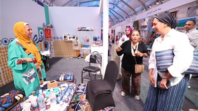 السفيرة منى عمر تشيد بمعرض تنمية الأسرة المصرية بالعلمين الجديدة
