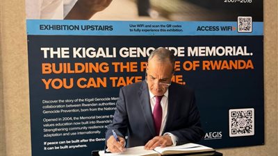 وزير الخارجية يزور النصب التذكاري لضحايا الإبادة الجماعية في كيجالي