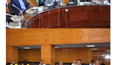 محافظ الإسماعيلية يبحث شكاوى المواطنين عن تعريفة التاكسي