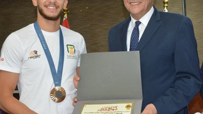 محافظ الغربيه يكرم البطل الاولمبى محمد السيد