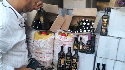 ضبط٢٠٠٠ لتر من الزيوت مجهولة المصدر قبل تداولها في الأسواق بمطروح