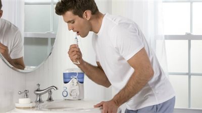 تجنب غسل فمك بالماء بعد تنظيف أسنانك بالمعجون .. تعرف على السبب