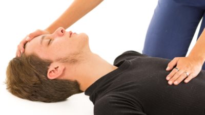 كيف تنقذ شخصا بلع لسانه؟