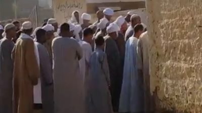 تشييع جثامين اب وابنيه جراء حادث تصادم بالطريق الصحراوى الغربي