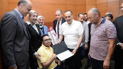 محافظ أسيوط يكرم الطالب