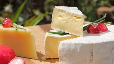 طبيبة توضح فوائد الجبن ومخاطر الإكثار منه