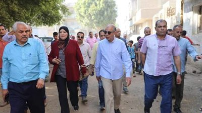 محافظ المنيا يتابع مشروعات حياة كريمة بمركز ديرمواس