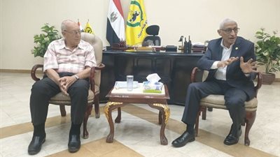 محافظ شمال سيناء يلتقي عدد من رموز مدينة العريش