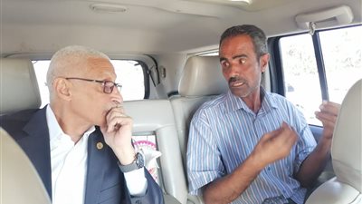 محافظ شمال سيناء يصطحب مواطن في سيارته