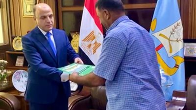 محافظ كفر الشيخ يُسلّم 5 عقود تقنين أراضي أملاك الدولة للمستفيدين