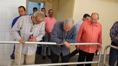 رئيس القابضة لمياه الشرب يتفقد مشروعات الصرف الصحي بالإسكندرية