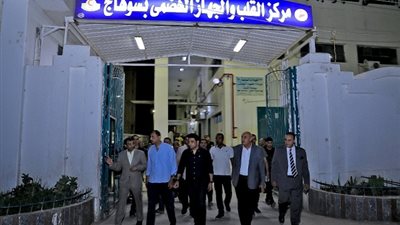 محافظ سوهاج يوفر سرير عناية مركزة لمريض قابله بالصدفة
