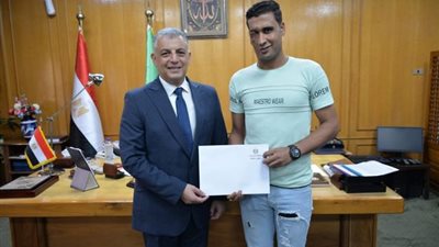 محافظ الإسماعيلية يكرم أحد مصابي العمليات الحربية