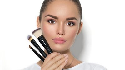 احذري .. أخطاء شائعة في وضع المكياج تضر بصحة العيون