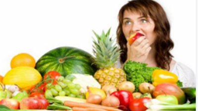 طبيب تغذية يحذر من تناول الخضروات والفاكهة فقط بشكل يومي