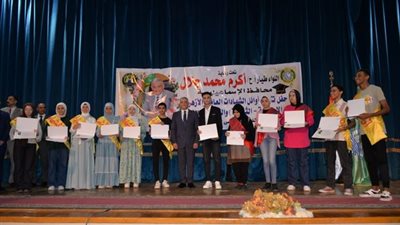محافظ الإسماعيلية يكرم أوائل الشهادات العامة والأزهرية والفنية