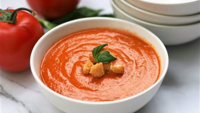 تعرفي على الطريقة الأصلية لعمل شوربة الطماطم من المطبخ الإيطالي