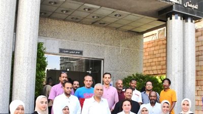 محافظ أسوان يتفقد منظومة العمل داخل معهد الأورام