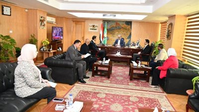 محافظ الفيوم يناقش آليات تنظيم مهرجان رياضي لطلاب الجامعات