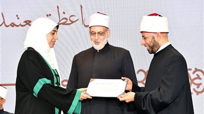 وزير الأوقاف يُكرِّم عددًا من الشخصيات المؤثرة في المجتمع
