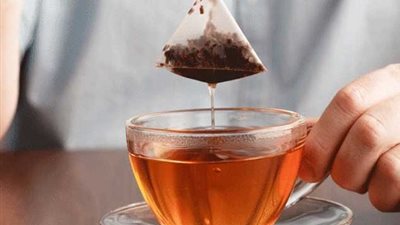 طبيبة تنصح بعدم استخدام الشاي المعبأ في أكياس