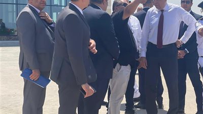 وزير الطيران يتفقد مطار برج العرب