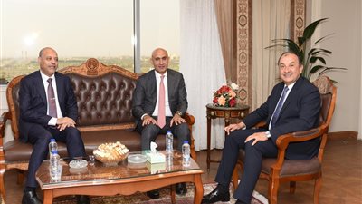 وزير قطاع الأعمال العام يبحث مع وزيري التعليم والعمل عددا من الملفات