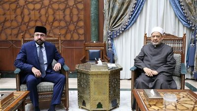 وزير الدينية الباكستاني يوجِّه دعوة لشيخ الأزهر لزيارة البلاد