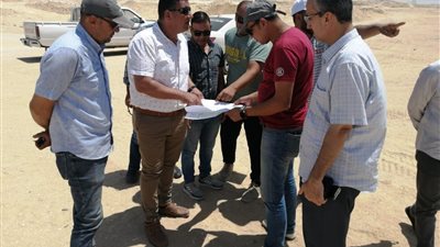 تطوير الطرق بمنطقة الصناعات المتوسطة وترفيق الأراضي السكنية ببني سويف الجديدة