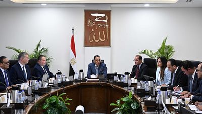 رئيس الوزراء يستعرض جهود زيادة المنتجات البترولية