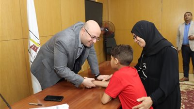محافظ بني سويف يوجه برعايه صحيه لطفل من ذوي الهمم