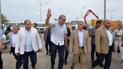 محافظ الإسماعيلية يستعرض مشكلات الصرف الصحي بمدينة المستقبل..صور
