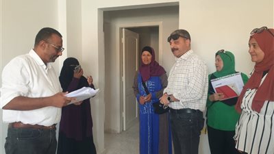 رئيس حي جنوب الغردقة يسلم وحدات بديل العشوائيات بمنطقة الروضة