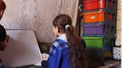 فاعل خير يتبنى تعليم اليتامي الأربع
