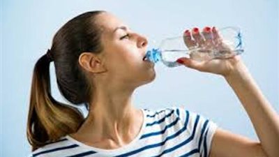 احذر شرب الماء أثناء الوقوف يسبب زيادة خطر الانتفاخ