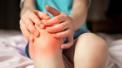 أبرزها التورم.. أعراض التهاب المفاصل لدى الأطفال