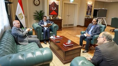تنفيذا لتوجيهات الرئيس السيسي.. الوزير وعبد الغفار يبحثان توطين صناعة الدواء