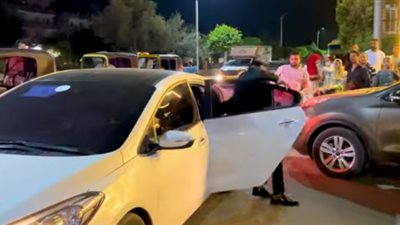 بالفيديو.. اختطاف عريس ليلة زفافه من أمام قاعة الأفراح