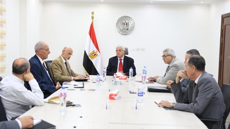 الدكتور ايمن عاشور