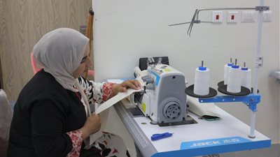 قومي المرأة يُدرب 15 سيدة من وادي النطرون على حرفة 