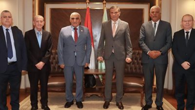 وزير الزراعة يبحث مع مدير 