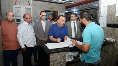 محافظ أسيوط يواصل جولاته على المنشآت الصحية