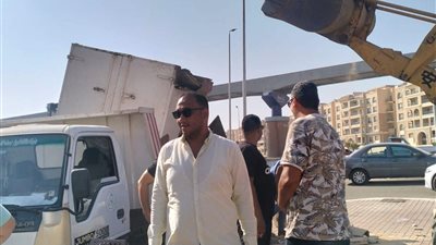 حملة مكثفة لإزالة الأكشاك المخالفة في التجمع الخامس