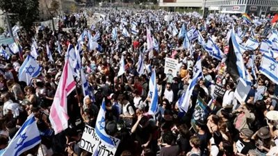مئات الإسرائيليين يُشاركون في المظاهرات والإضراب احتجاجًا على سياسات نتنياهو