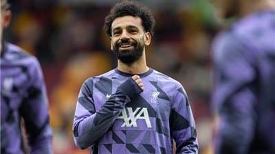 أسطورة ليفربول يوضح وجهة نظر النادي في تجديد عقد محمد صلاح