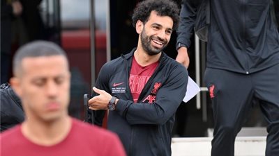 صلاح مع ارنولد عند مغادرتهم ملعب الأولد ترافورد .. فيديو